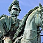Reiterdenkmal von Kaiser Wilhelm I. in Stuttgart durch Geschichtsrevisionisten und Linksextremisten verhüllt